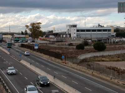 Arrivando da Bari, superato il Villaggio del Lavoratore, via Bruno Buozzi cambia nome in statale 96 e la strada diventa a due corsie delimitate da uno spartitraffico centrale